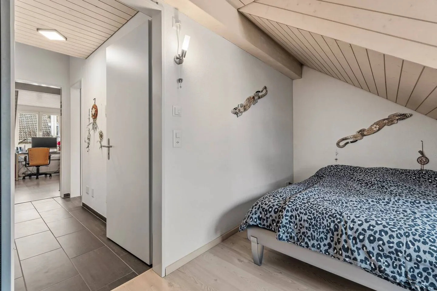5.5-Room Corner House with Garden and 2 Underground Parking Spaces Included - Photo 23 of 25