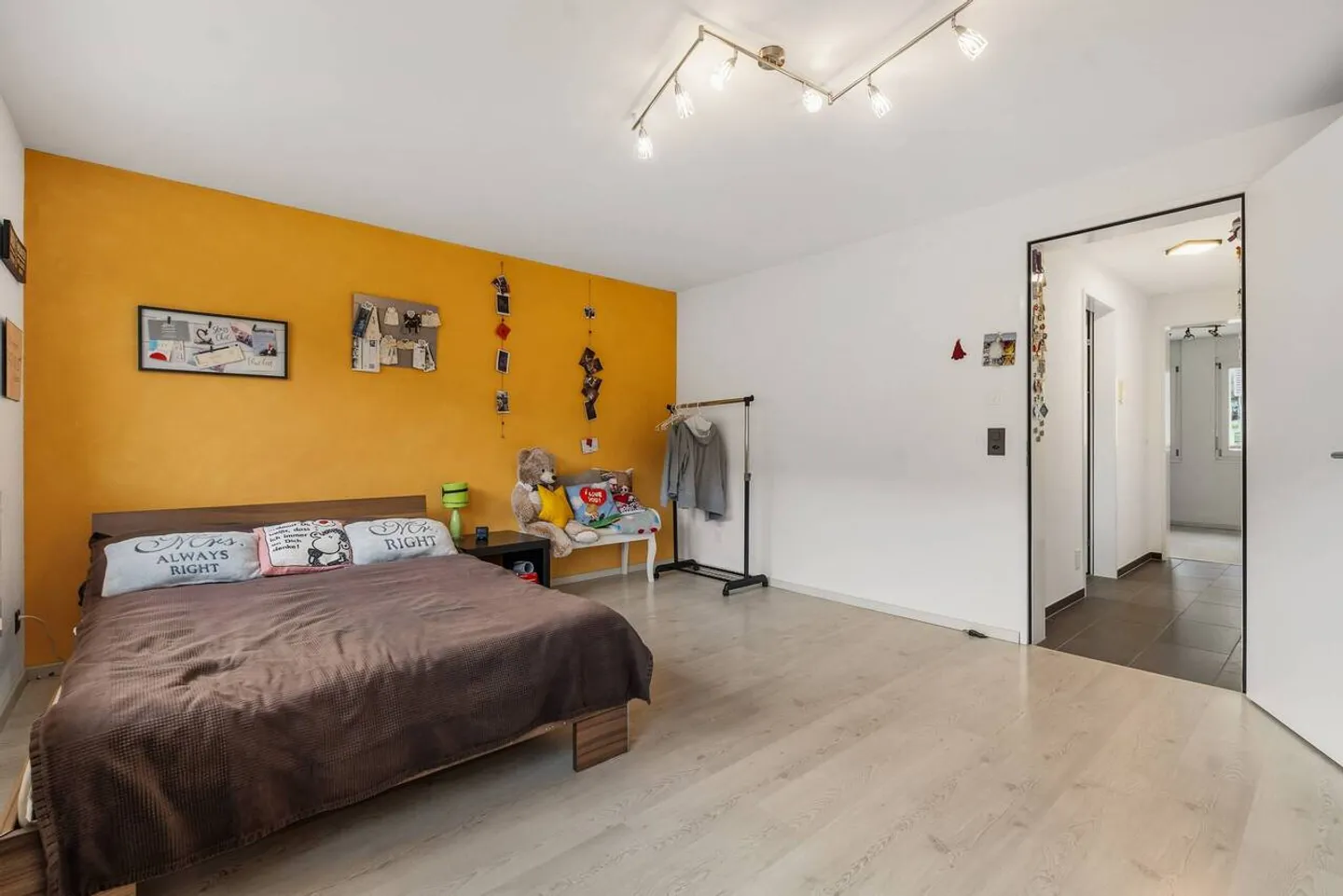 5.5-Room Corner House with Garden and 2 Underground Parking Spaces Included - Photo 19 of 25