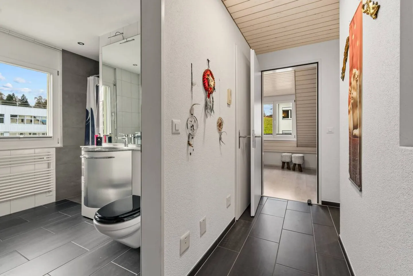 5.5-Room Corner House with Garden and 2 Underground Parking Spaces Included - Photo 20 of 25