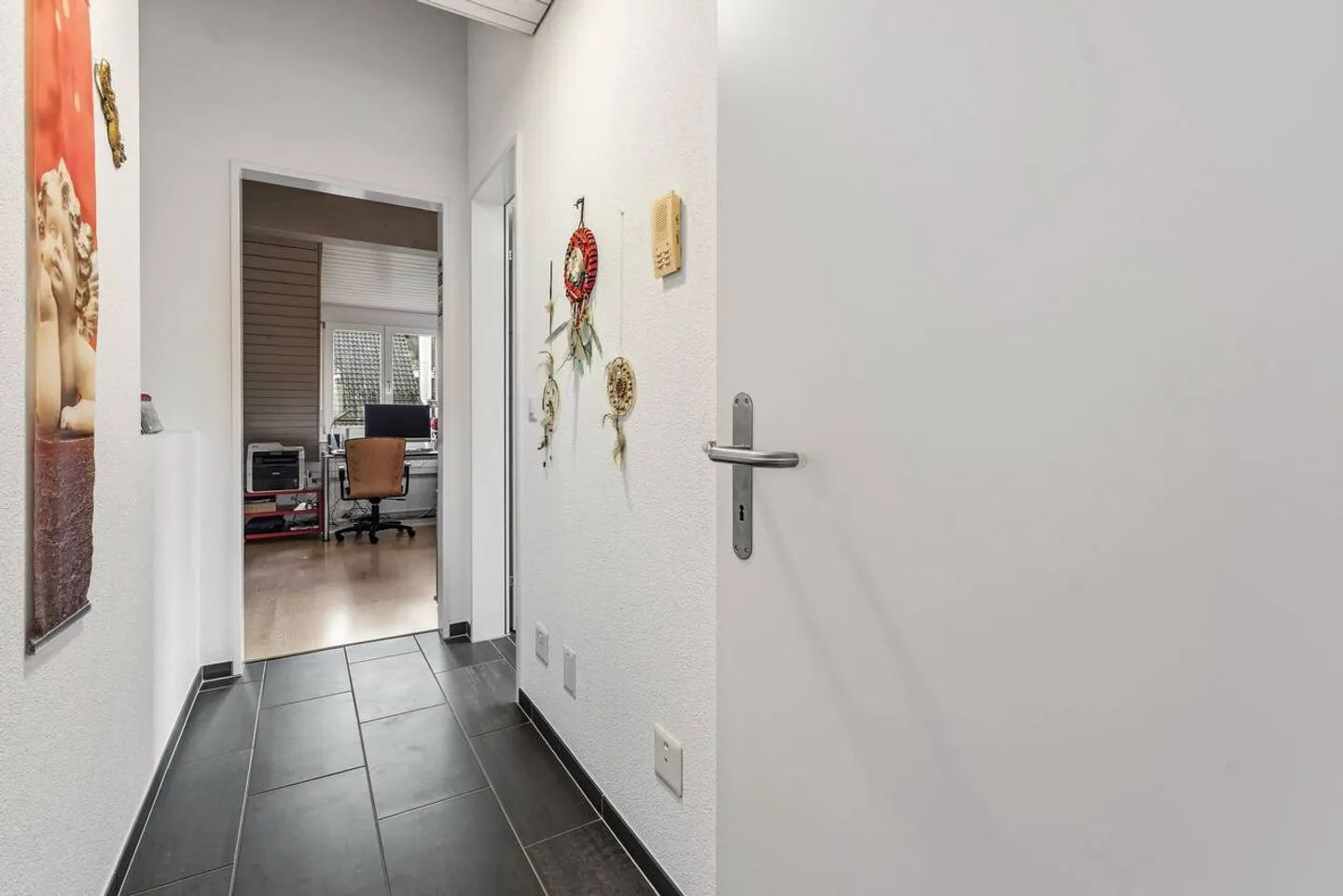 5.5-Room Corner House with Garden and 2 Underground Parking Spaces Included - Photo 21 of 25