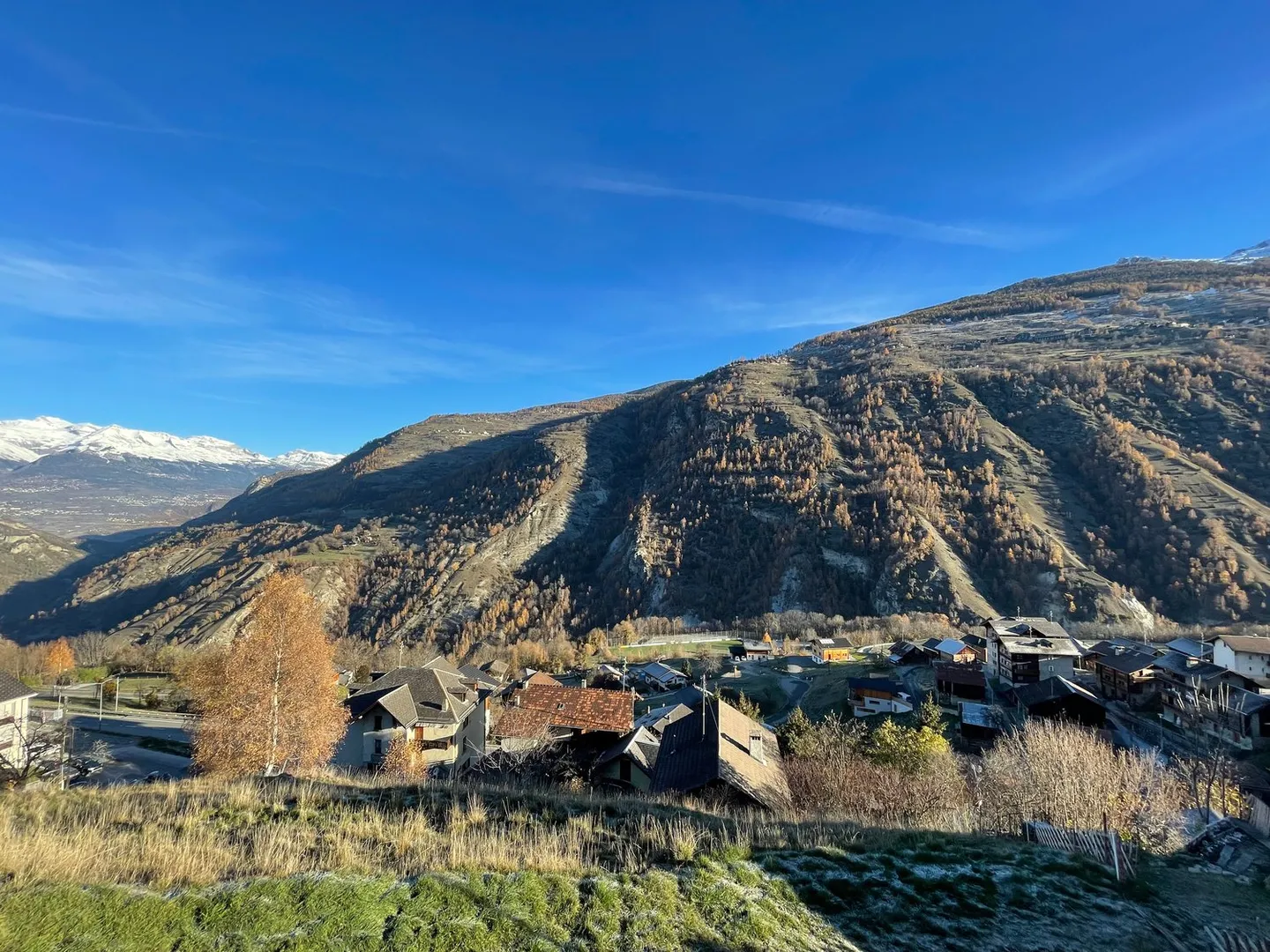 Terrain à bâtir de 1047 m2 avec vue sur les montagnes et la vallée dans le Val d'Hérens - Photo 2 sur 11
