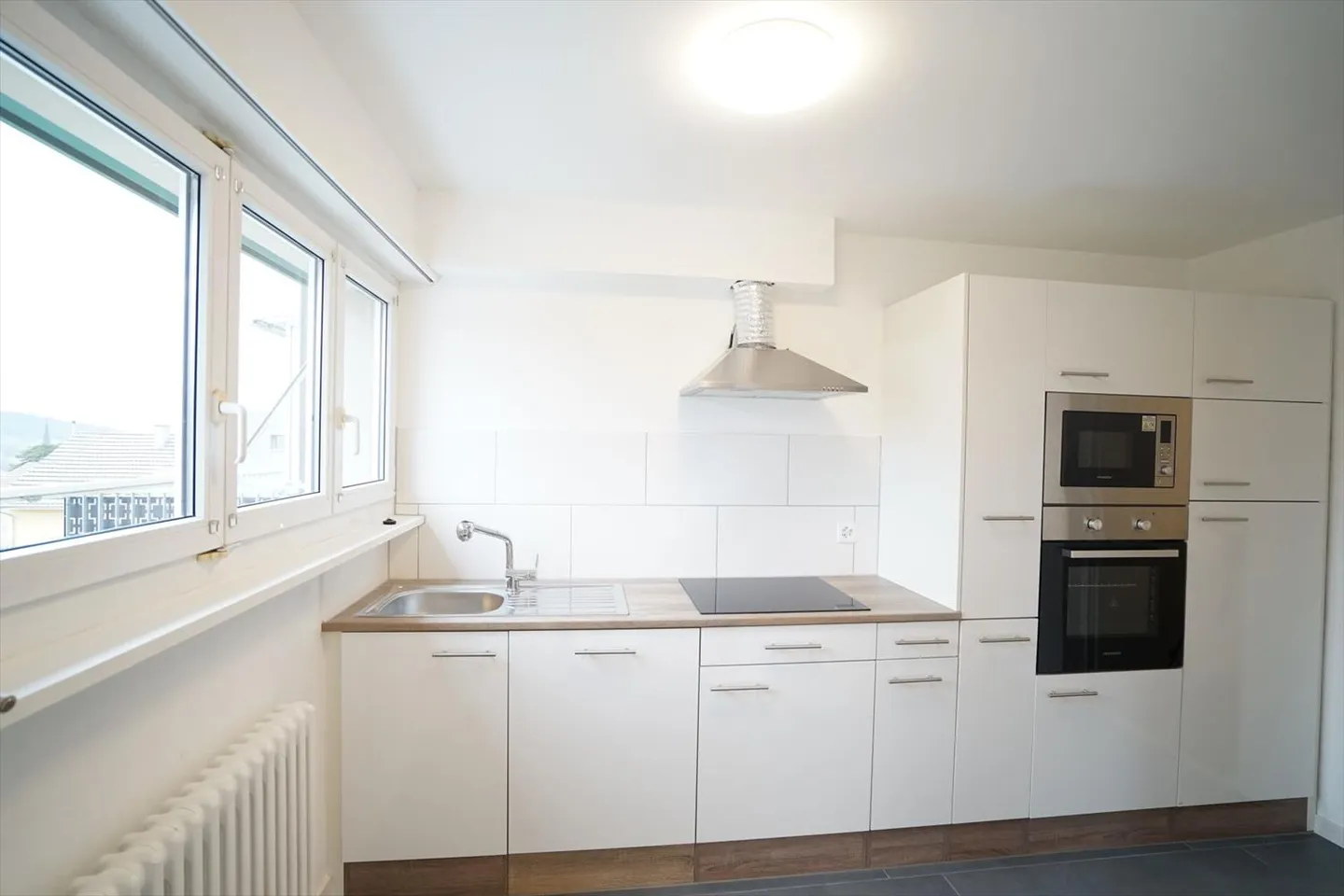 Semi-Detached House with a View of the Green - Photo 3 of 13