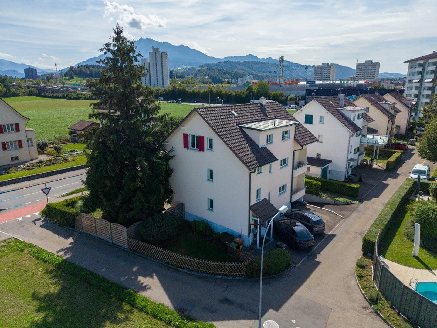 Casa trifamiliare con rendimento e opzione di sviluppo - Foto 1 di 6