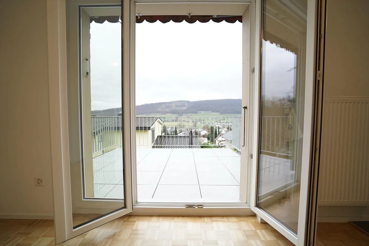 Semi-Detached House with a View of the Green - Photo 4 of 13