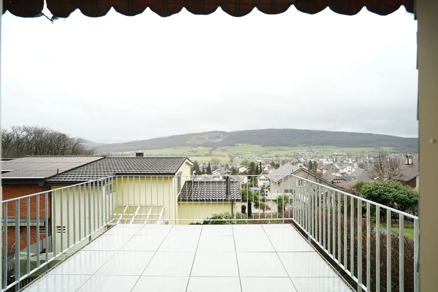 Semi-Detached House with a View of the Green - Photo 5 of 13
