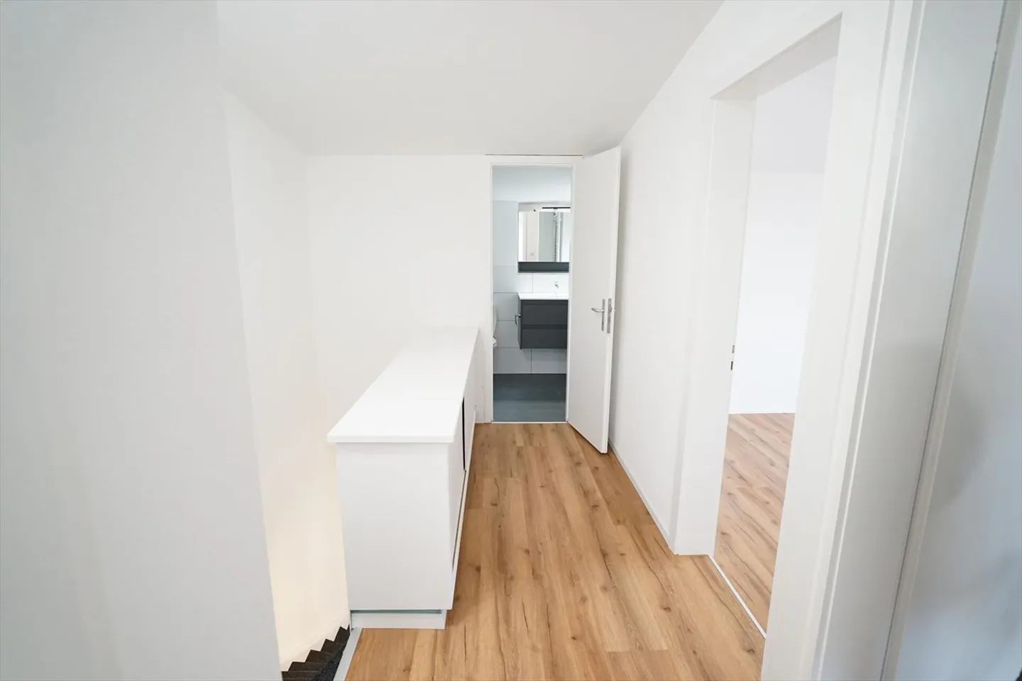 Semi-Detached House with a View of the Green - Photo 10 of 13