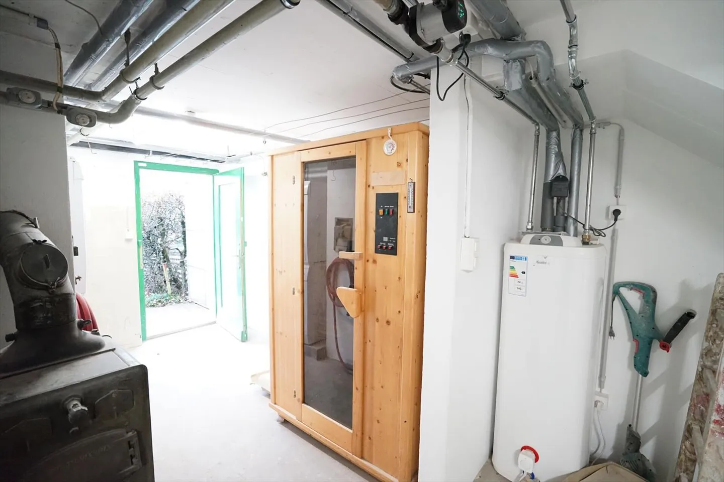 Semi-Detached House with a View of the Green - Photo 12 of 13