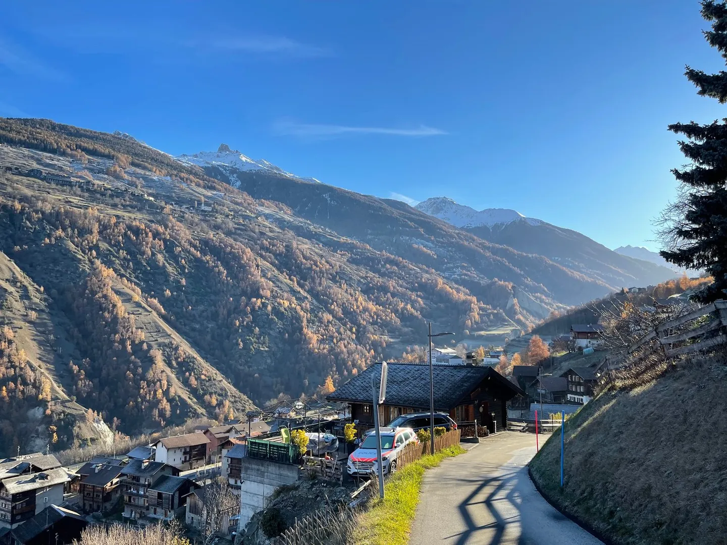 Terrain à bâtir de 1047 m2 avec vue sur les montagnes et la vallée dans le Val d'Hérens - Photo 4 sur 11