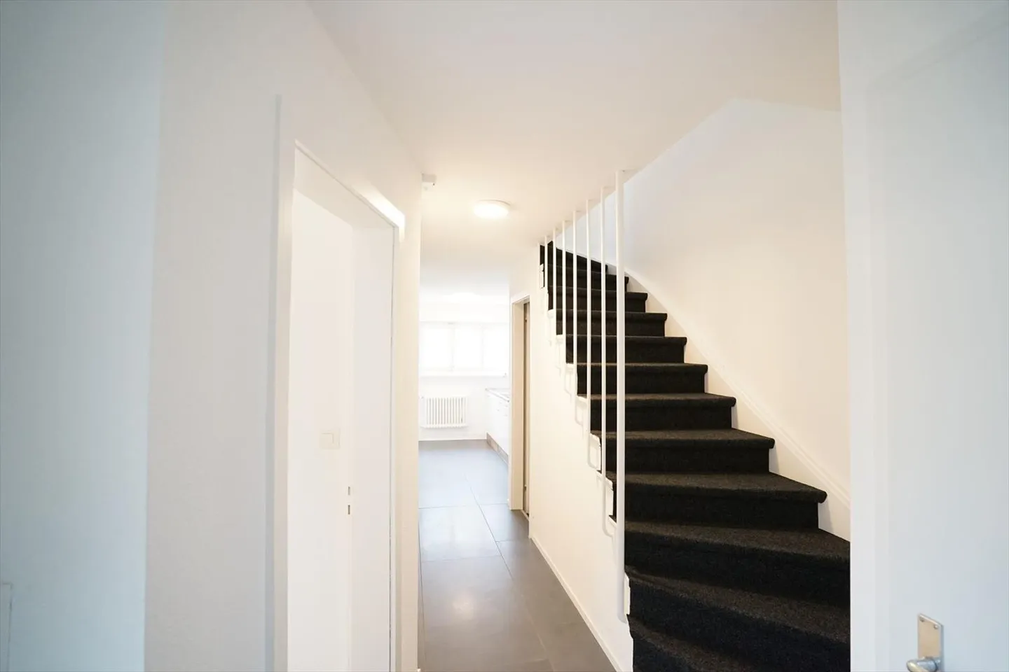 Semi-Detached House with a View of the Green - Photo 9 of 13