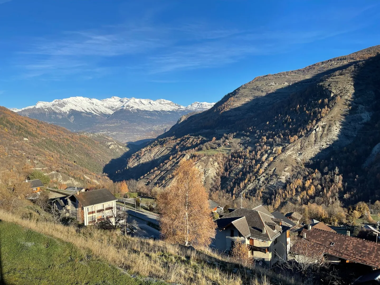 Terrain à bâtir de 1047 m2 avec vue sur les montagnes et la vallée dans le Val d'Hérens - Photo 6 sur 11