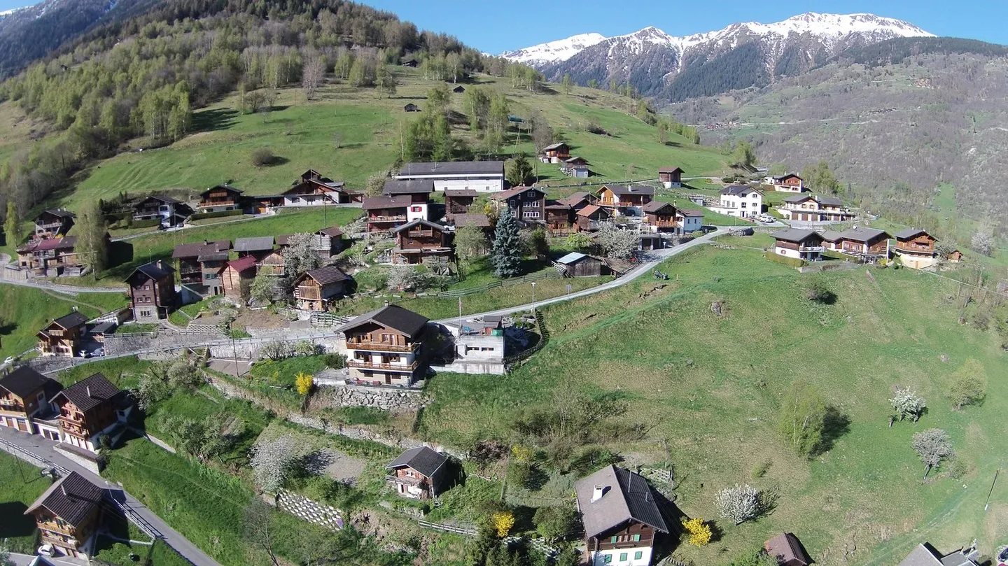 Terrain à bâtir de 1047 m2 avec vue sur les montagnes et la vallée dans le Val d'Hérens - Photo 8 sur 11