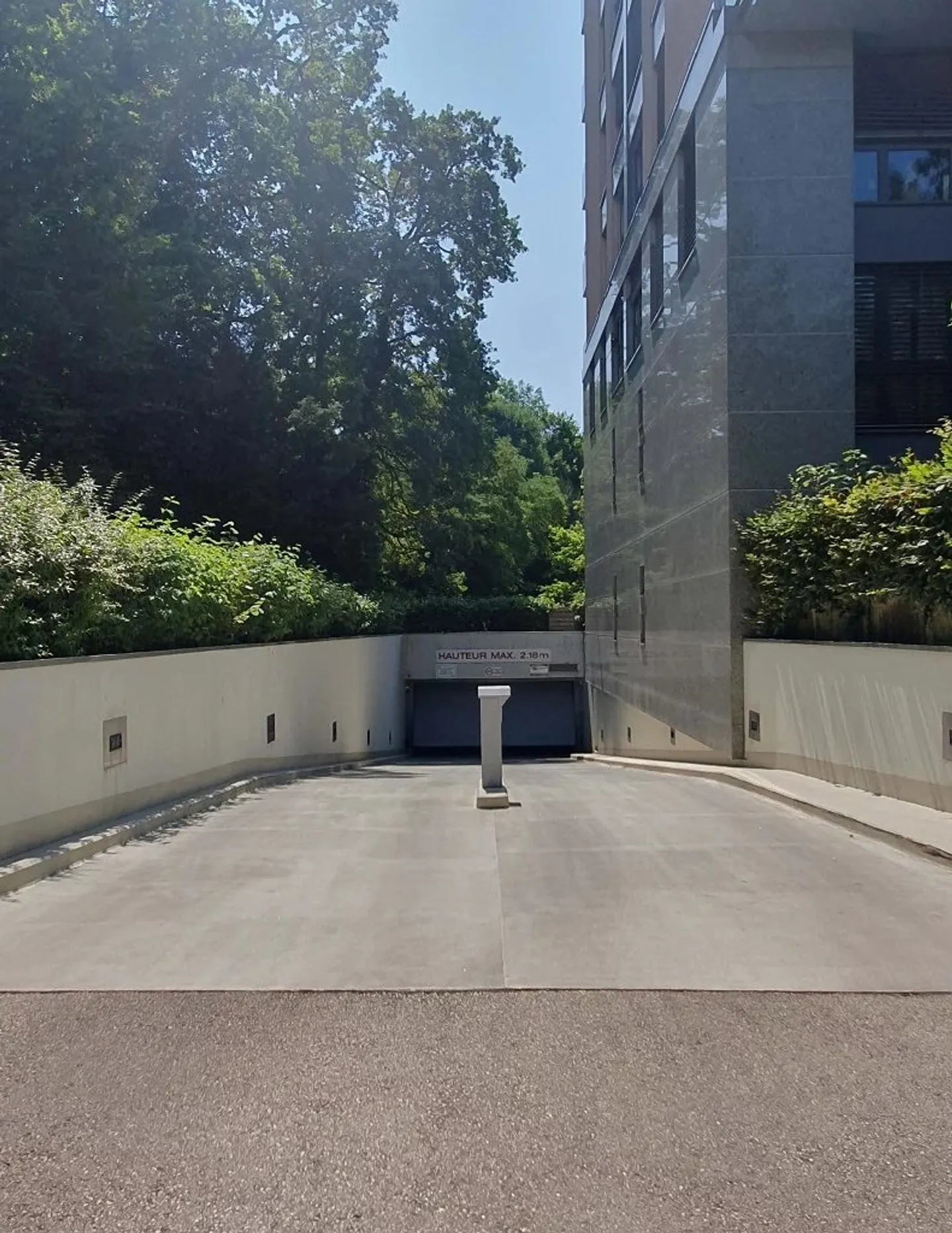 Place de Parking Intérieure Sécurisée - Photo 2 sur 2