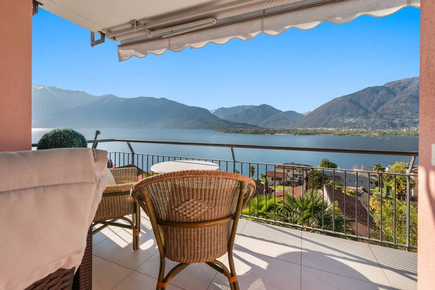 Bijou di 2,5 stanze con vista panoramica sul Lago Maggiore - Foto 1 di 13