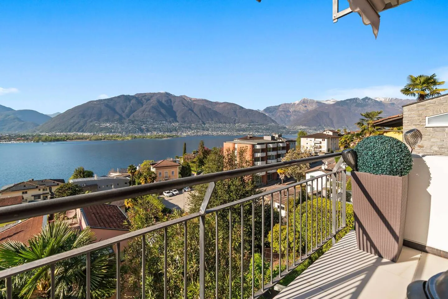 Bijou di 2,5 stanze con vista panoramica sul Lago Maggiore - Foto 2 di 13