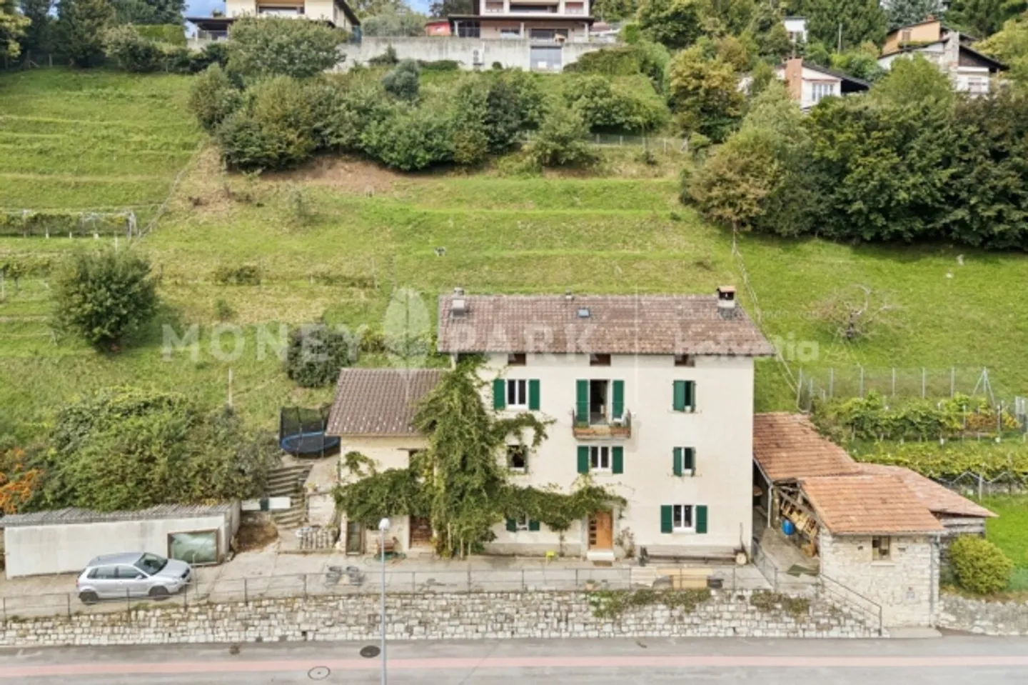Ampia casa unifamiliare con 12 stanze in una posizione tranquilla e a contatto con la natura - Foto 2 di 10