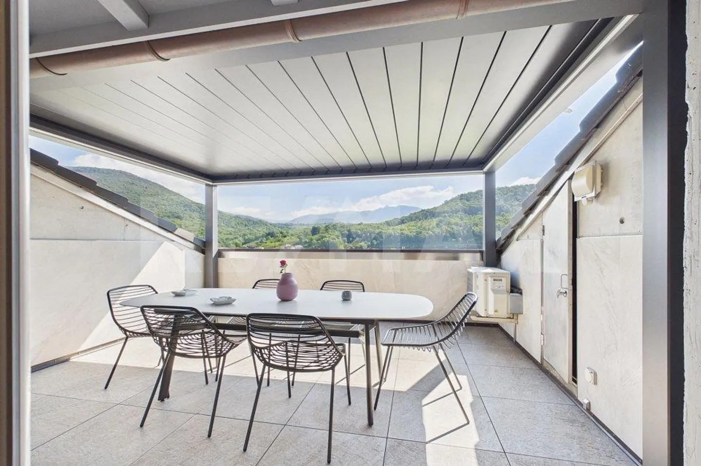 Penthouse moderno con terrazza - Foto 5 di 12
