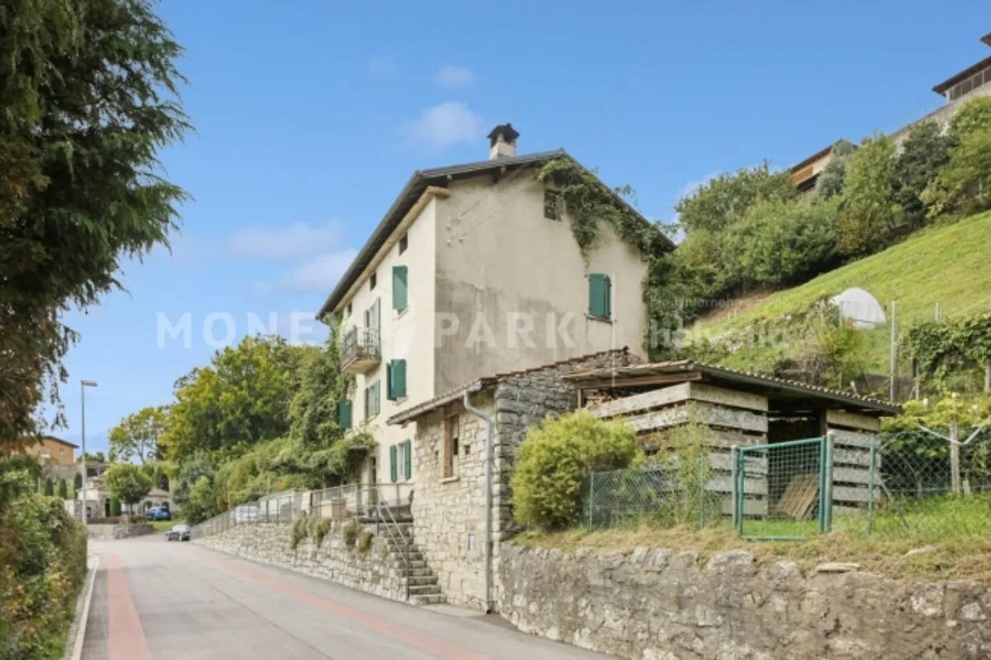 Ampia casa unifamiliare con 12 stanze in una posizione tranquilla e a contatto con la natura - Foto 3 di 10
