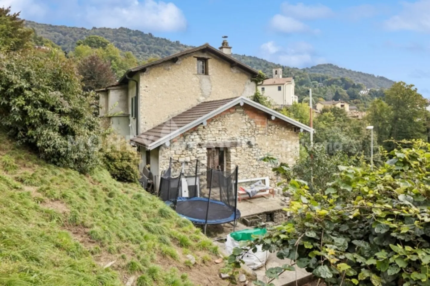Ampia casa unifamiliare con 12 stanze in una posizione tranquilla e a contatto con la natura - Foto 7 di 10
