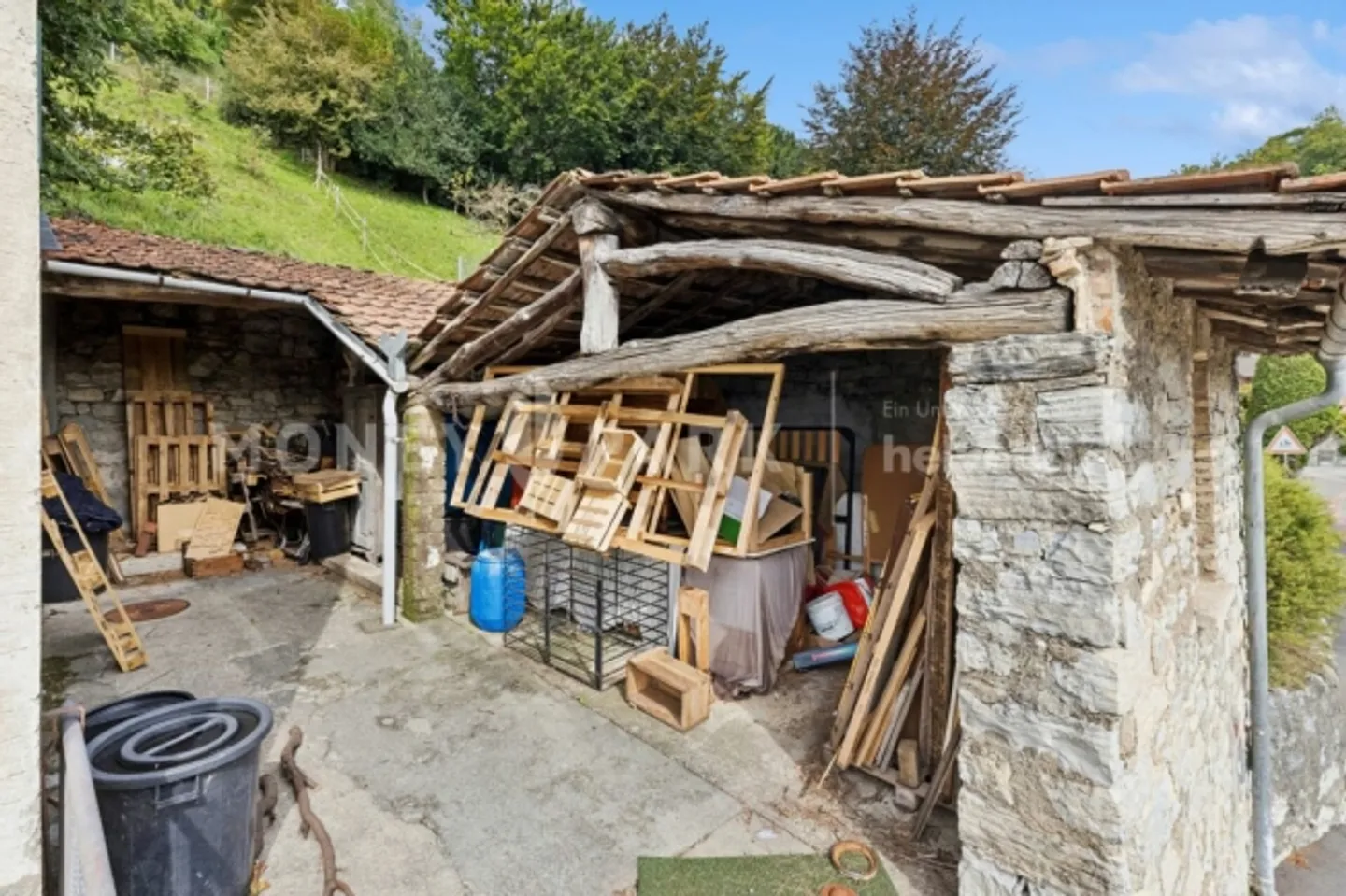 Ampia casa unifamiliare con 12 stanze in una posizione tranquilla e a contatto con la natura - Foto 9 di 10