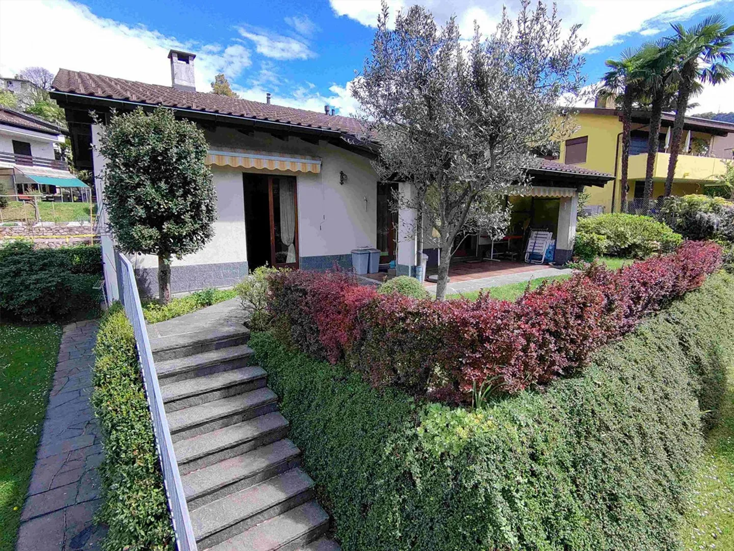 PROPRIETÀ STRAORDINARIA 5.5 CON GRANDE GIARDINO - Foto 2 di 13