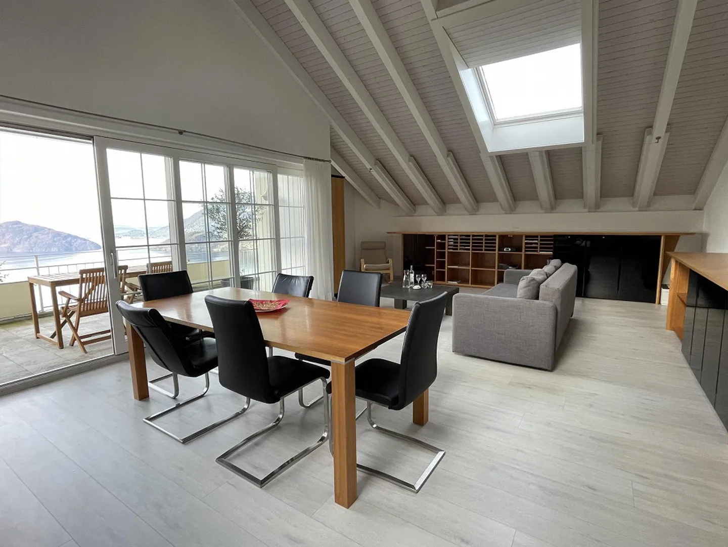 Grosse 2.5-Z- Wohnung an Traumlage mit wunderschöner See- u. Bergsicht - Foto 3 von 11