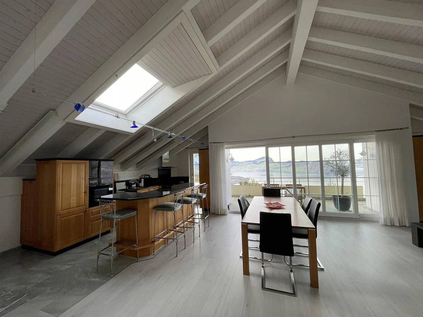 Grosse 2.5-Z- Wohnung an Traumlage mit wunderschöner See- u. Bergsicht - Foto 4 von 11