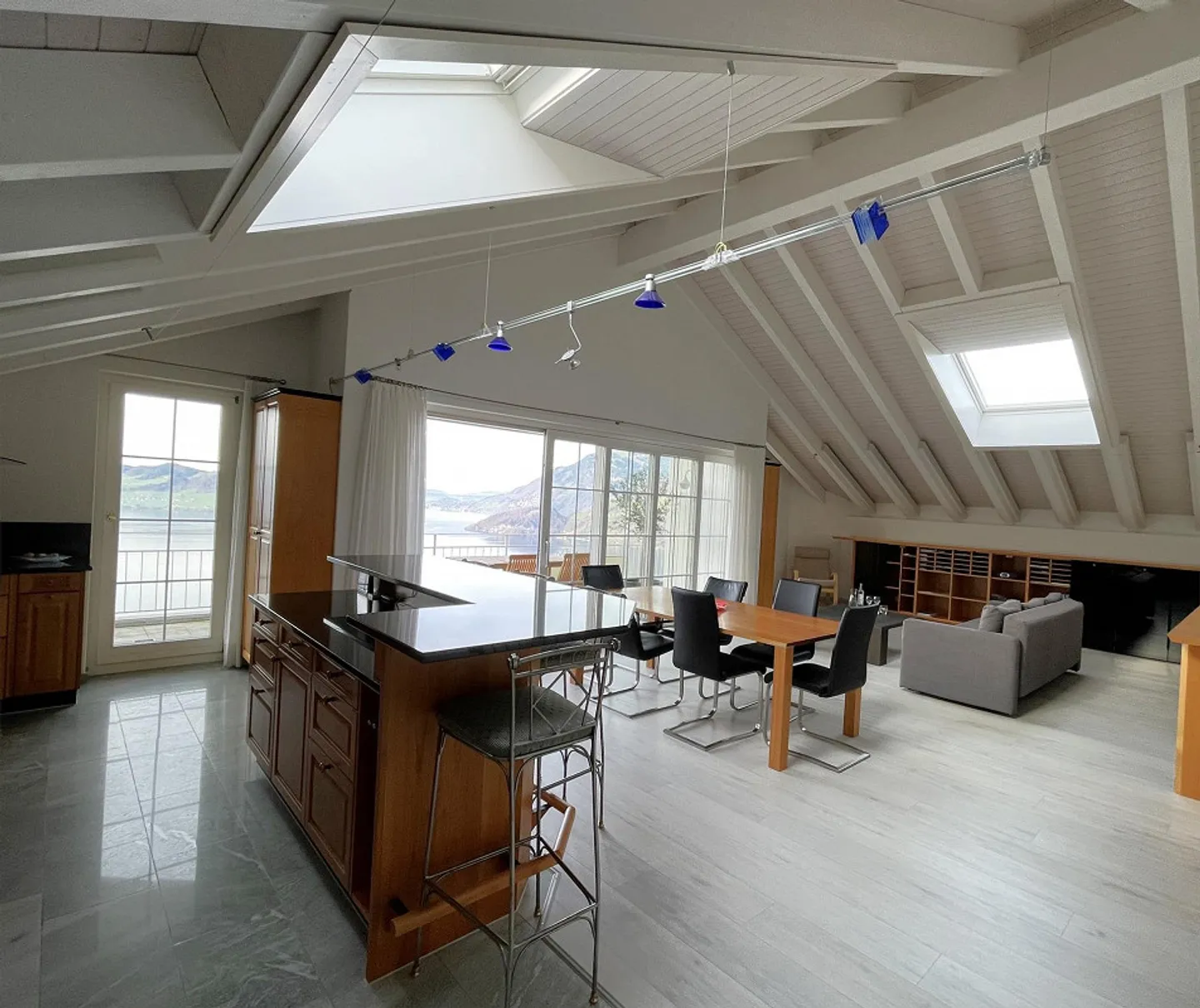 Grosse 2.5-Z- Wohnung an Traumlage mit wunderschöner See- u. Bergsicht - Foto 5 von 11