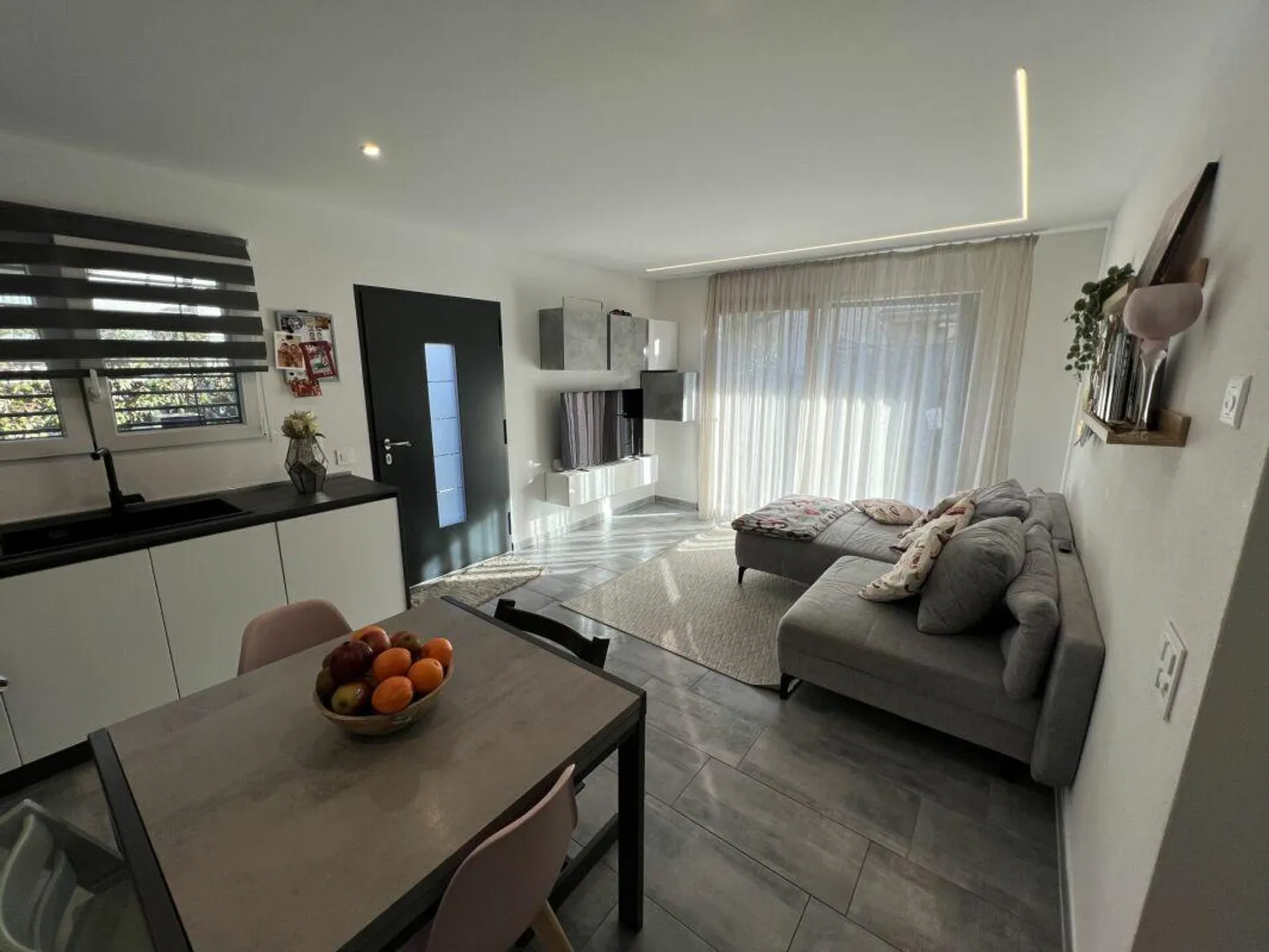 Maison moderne jumelée, 4.5 + 3.5 pièces avec grand jardin - Photo 2 sur 17