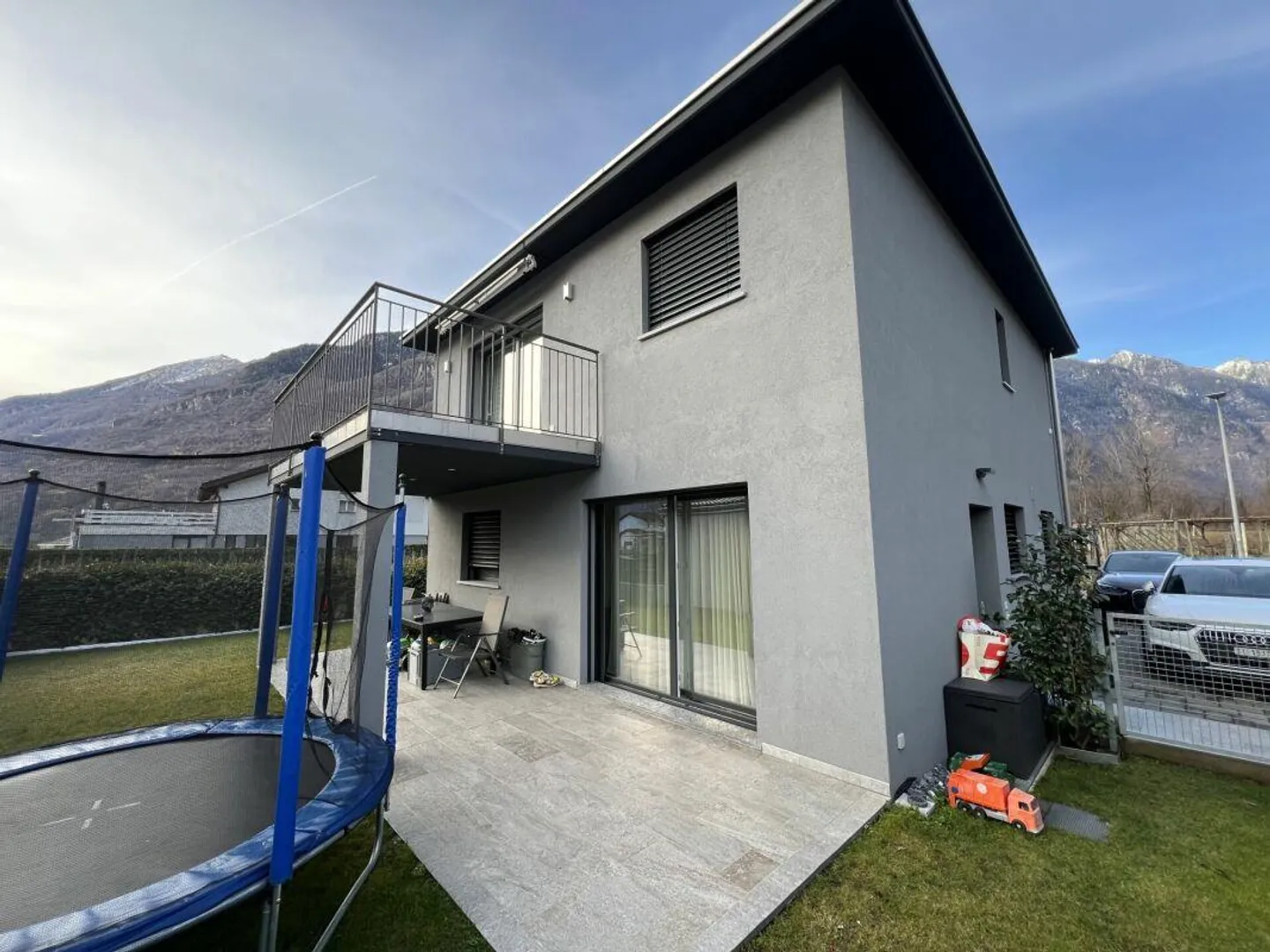 Maison moderne jumelée, 4.5 + 3.5 pièces avec grand jardin - Photo 4 sur 17