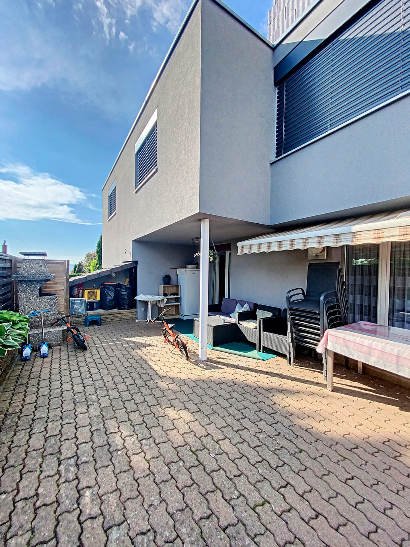 Familienvilla mit 3 Wohnungen und Gemeinschaftspool - Foto 15 von 36