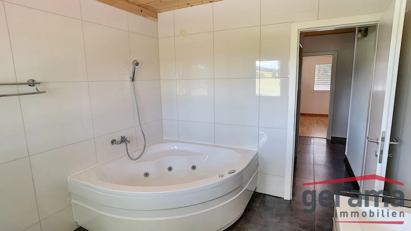 Familienvilla mit 3 Wohnungen und Gemeinschaftspool - Foto 31 von 36
