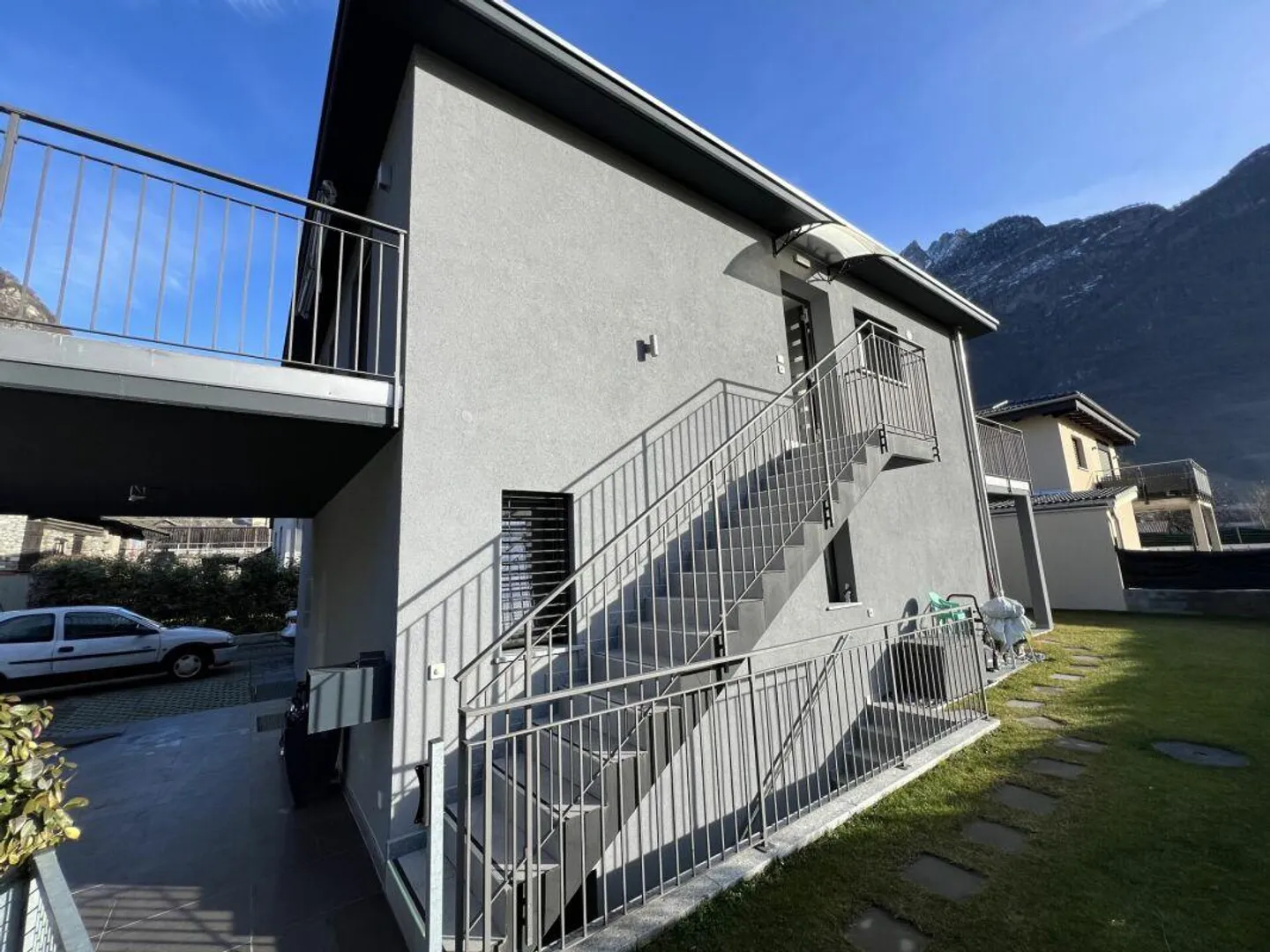 Maison moderne jumelée, 4.5 + 3.5 pièces avec grand jardin - Photo 9 sur 17