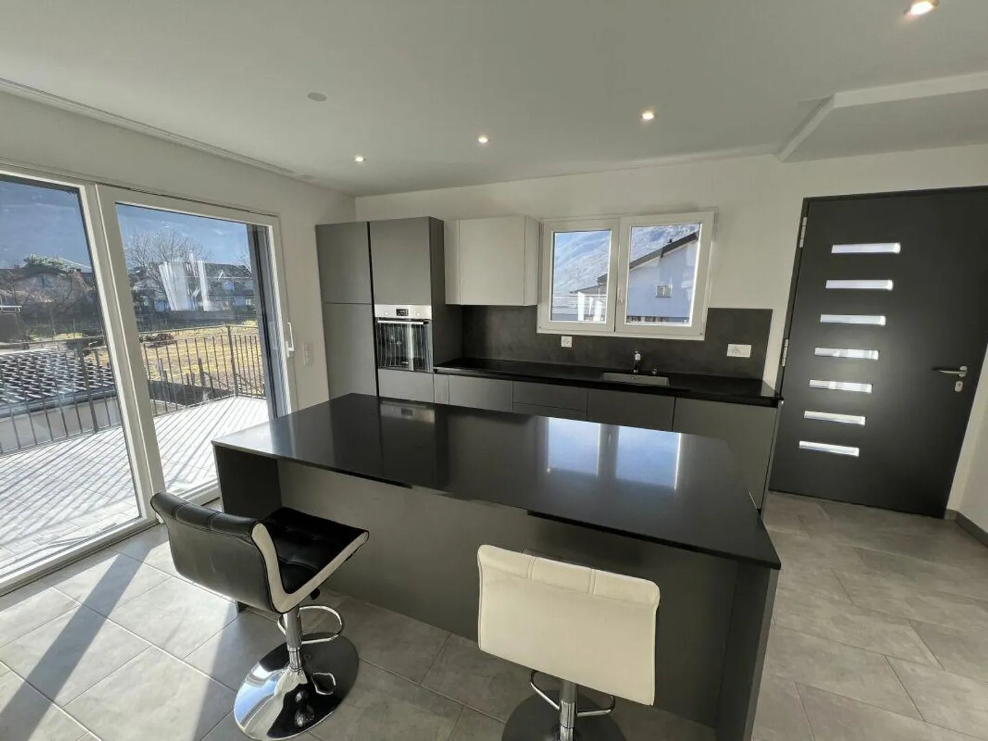 Maison moderne jumelée, 4.5 + 3.5 pièces avec grand jardin - Photo 11 sur 17