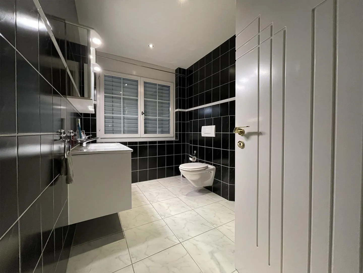 Grosse 2.5-Z- Wohnung an Traumlage mit wunderschöner See- u. Bergsicht - Foto 9 von 11