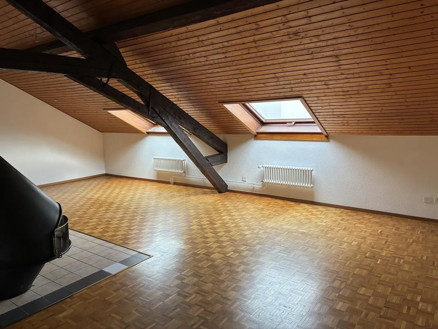 Large 3-room apartment in the attic of a historic building - Photo 2 of 4