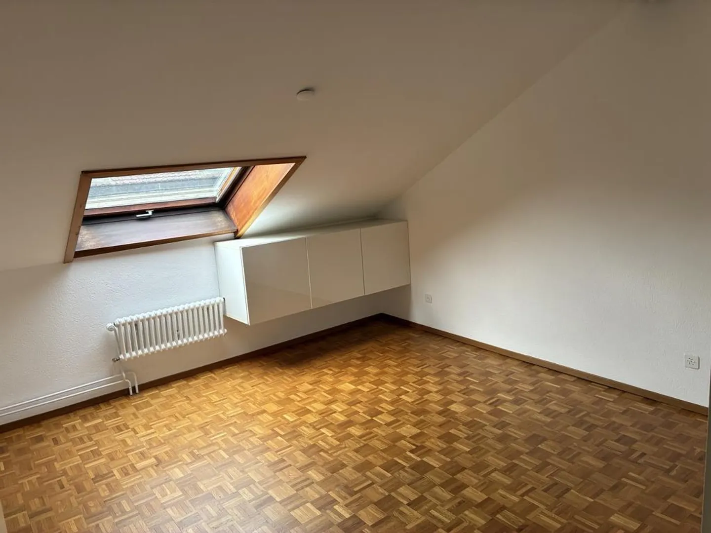 Large 3-room apartment in the attic of a historic building - Photo 4 of 4
