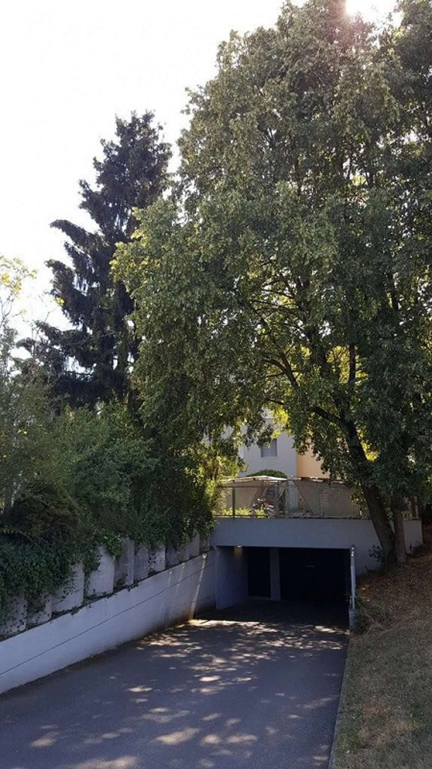 Place de stationnement de garage à louer sur la Nossikerstrasse - Photo 2 sur 3