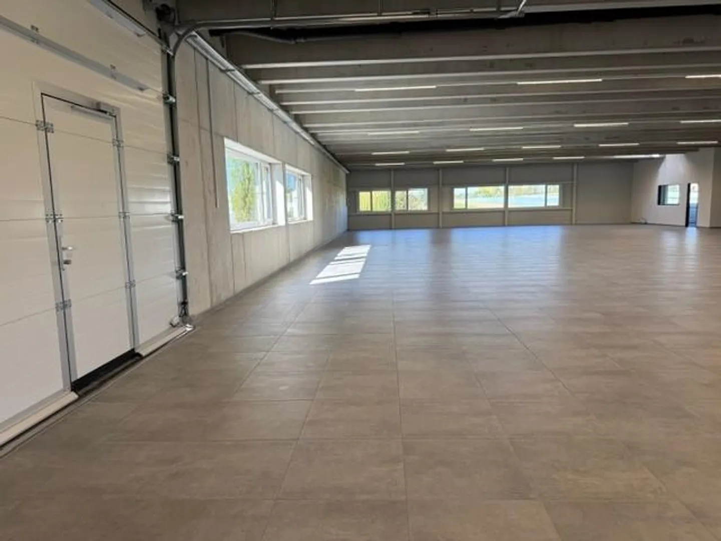 Einstellfläche mit vielen Nutzungsmöglichkeiten - Foto 6 von 11