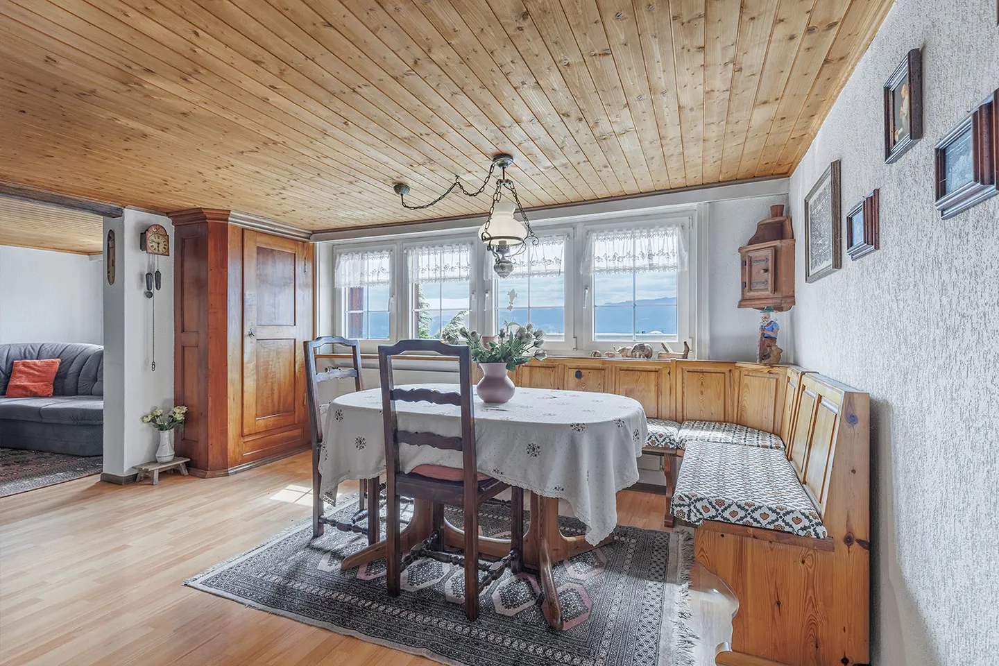 Charming multi-generational house with a separate apartment - Photo 4 of 10