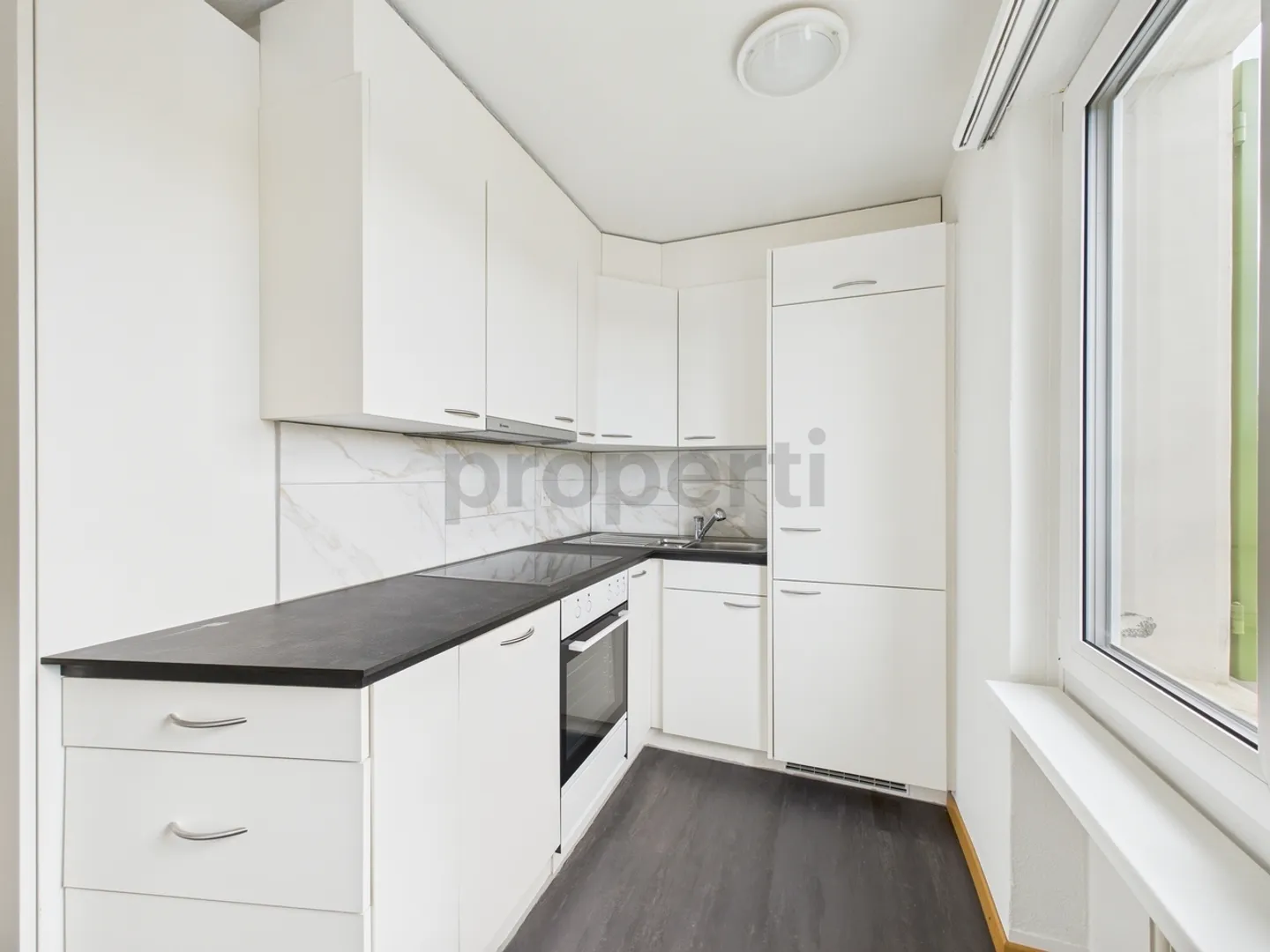 Vie exclusive à Arbon : Appartement lumineux de 3 pièces avec balcon et parking - Photo 2 sur 9