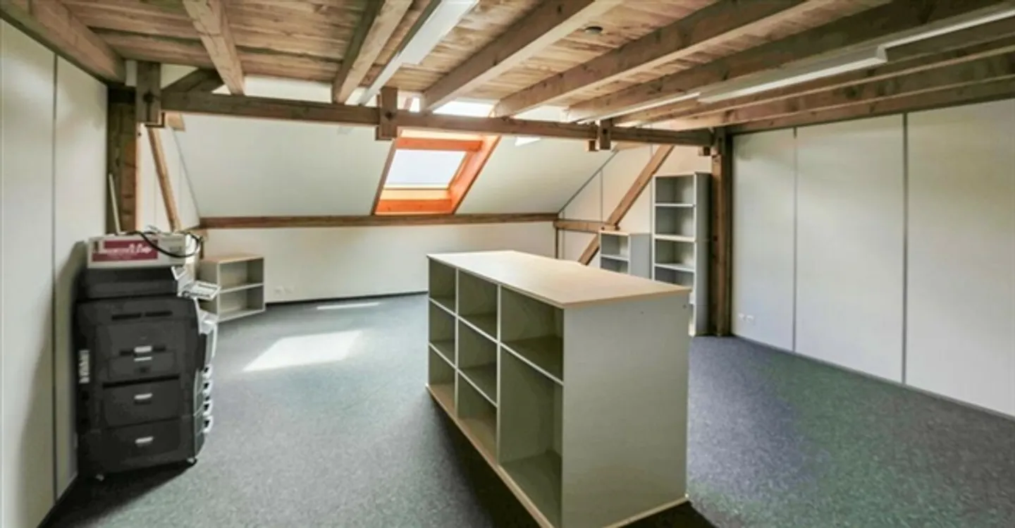 Bureau Spacieux à Louer - Photo 2 sur 9