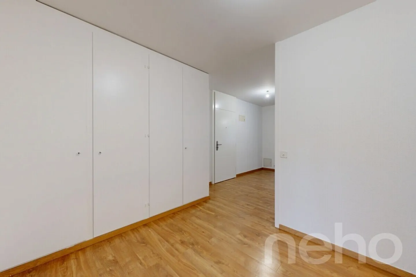 Renovated and cross-through apartment, ideally located - Photo 3 of 6