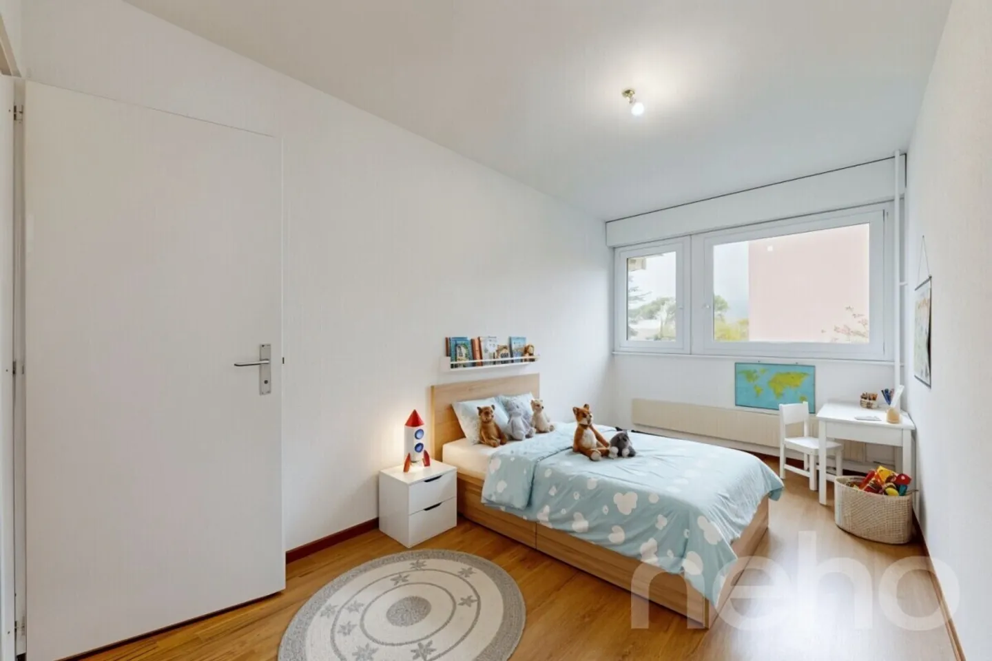 Renovated and cross-through apartment, ideally located - Photo 5 of 6