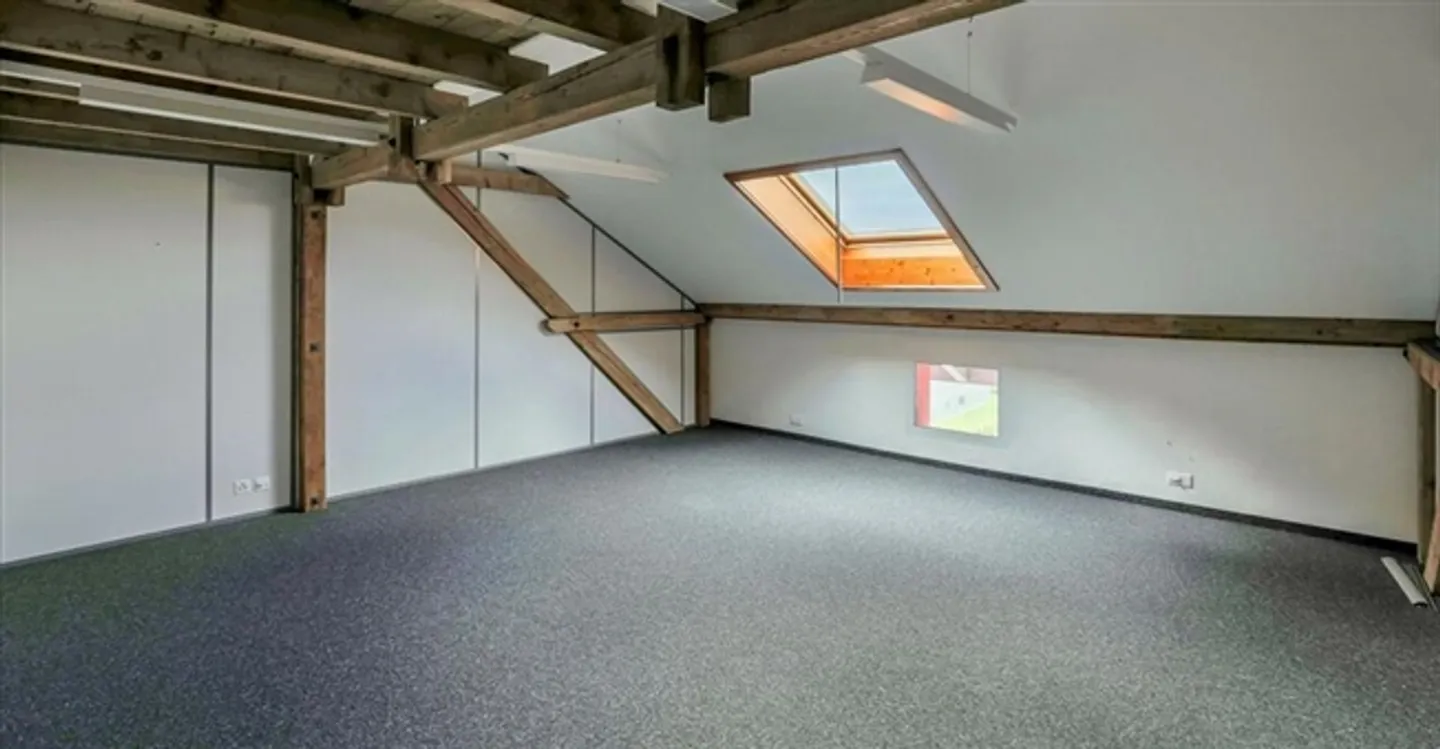 Bureau Spacieux à Louer - Photo 3 sur 9