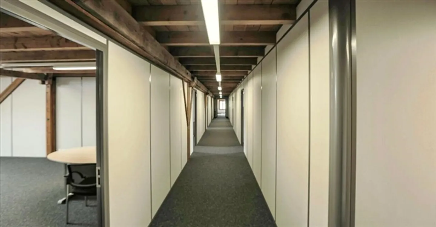 Bureau Spacieux à Louer - Photo 4 sur 9