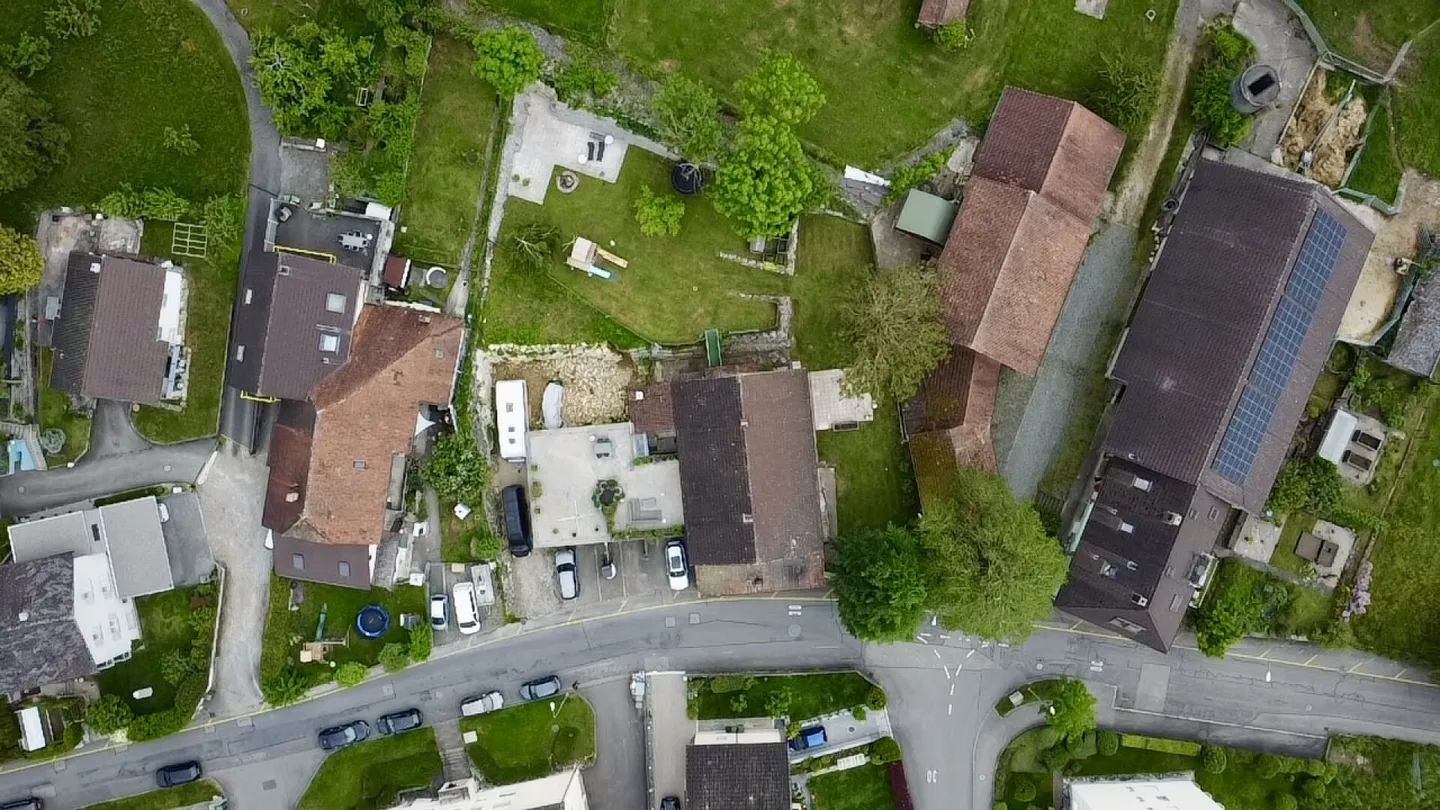 Casa bifamiliare soleggiata, laboratorio, giardino XXL e potenziale di espansione! - Foto 2 di 21