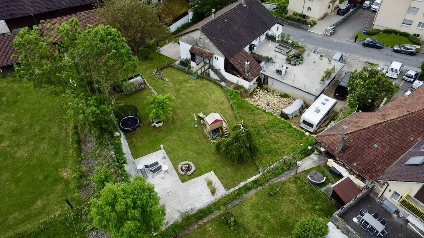 Casa bifamiliare soleggiata, laboratorio, giardino XXL e potenziale di espansione! - Foto 3 di 21