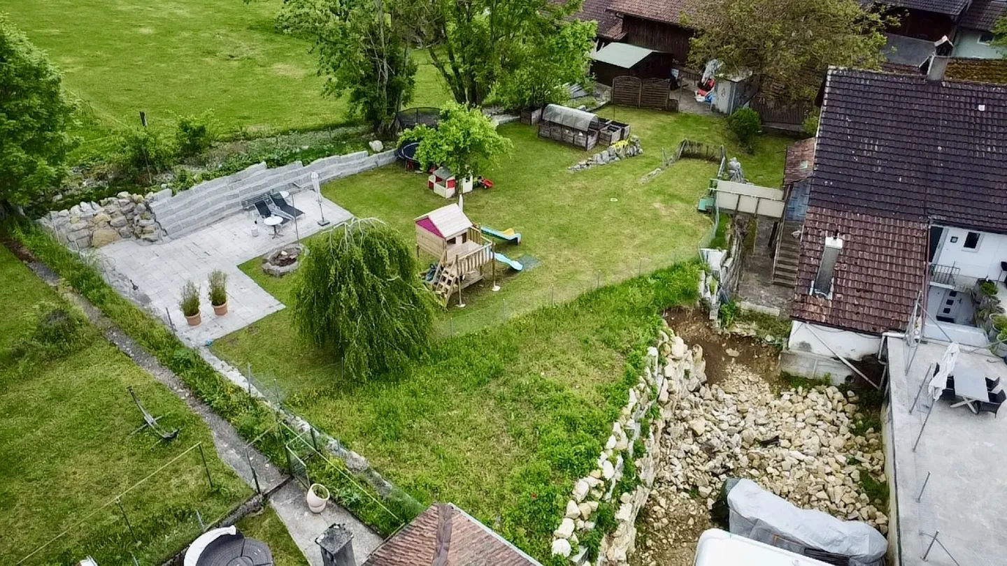 Casa bifamiliare soleggiata, laboratorio, giardino XXL e potenziale di espansione! - Foto 12 di 21