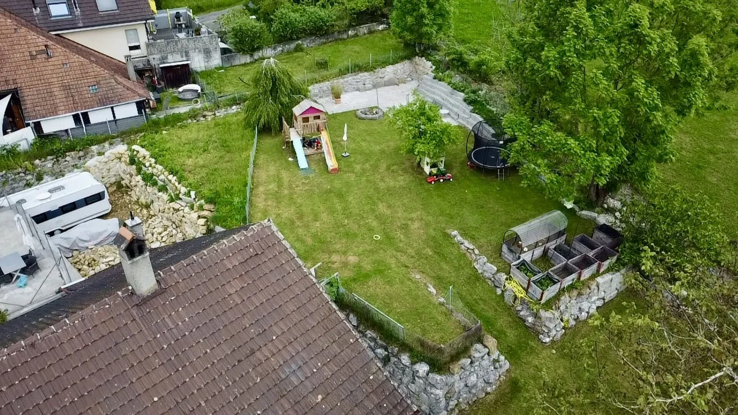 Casa bifamiliare soleggiata, laboratorio, giardino XXL e potenziale di espansione! - Foto 13 di 21