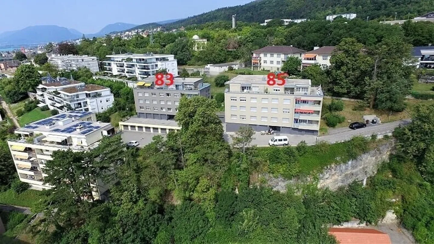 Appartamento con 5.5 stanze e vista sul lago di Neuchâtel - Foto 1 di 9